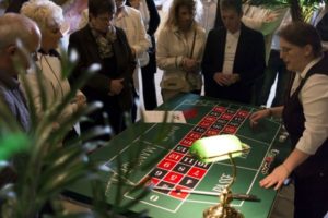 des personnes autour d'une table de casino "la roulette"