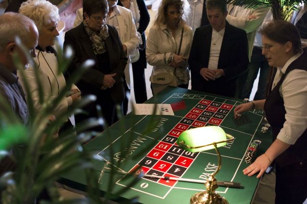 des personnes autour d'une table de casino "la roulette"