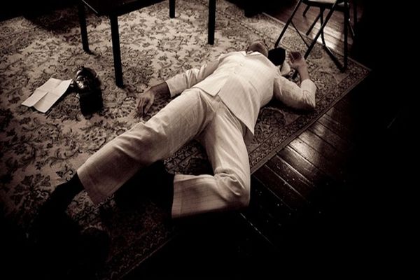 Une personne allongée sur un tapis avec un effet en noir et blanc