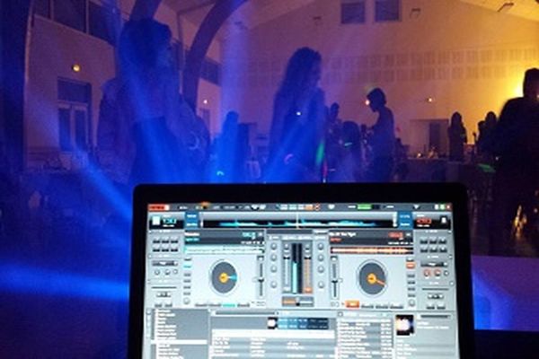 un ordinateur avec une table de mixage sur l'écran en soirée