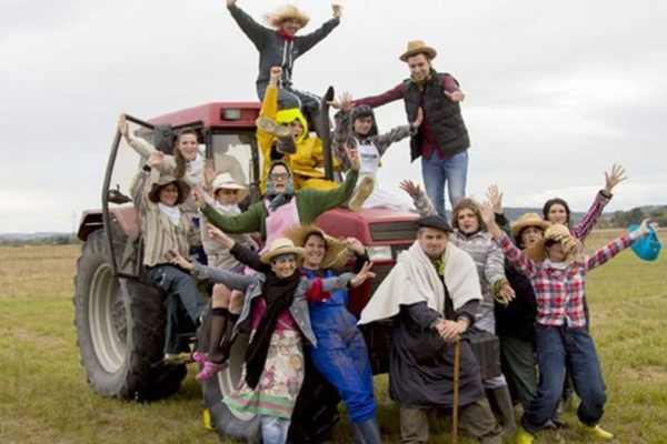 des personnes qui posent sur un tracteur