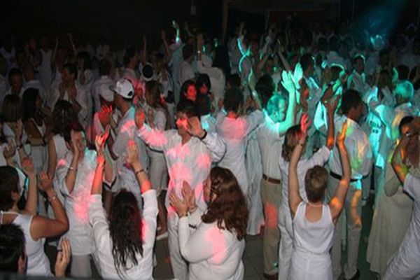 des personnes en tenues blanches dansent