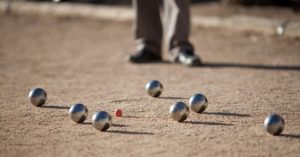 pétanque avec un zoom sur les boules et le cochonnet