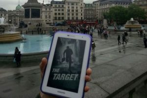 une tablette devant une fontaine avec une image écrit "the target"