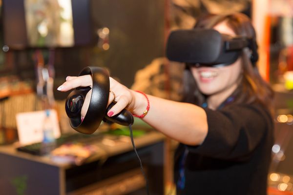 une fille qui joue à la réalité virtuelle