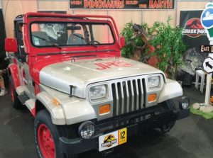 Une jeep avec le style Jurassic Park