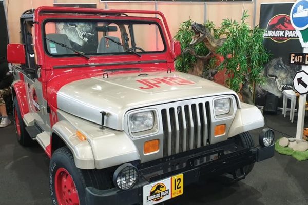 Une jeep avec le style Jurassic Park