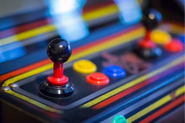 Borne d'arcade zoomé sur les joystick