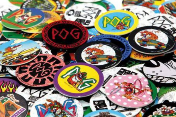 Plusieurs pogs éparpillés