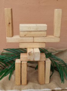 Un totem fabriqué avec des bouts de bois du Jenga
