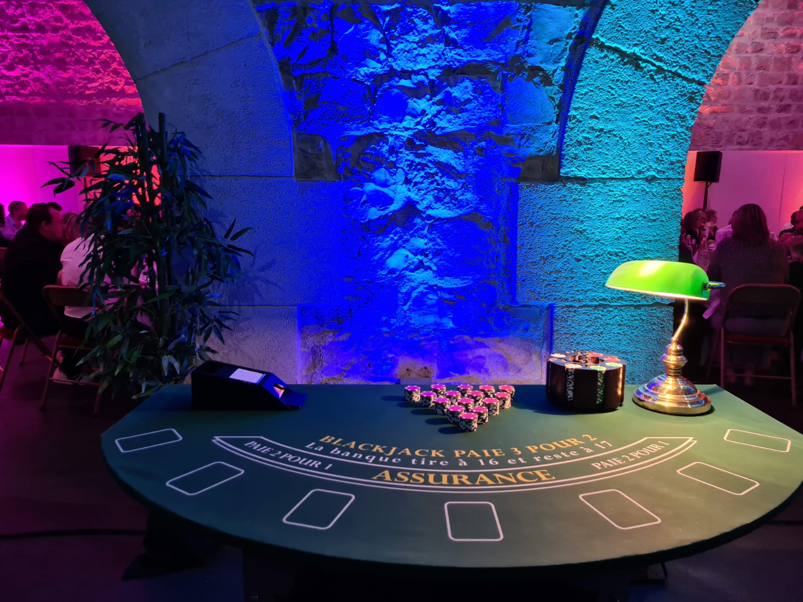 la table de black jack avec des jetons, un carrousel et une lampe posé dessus