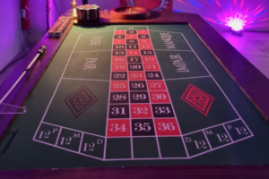 une table roulette dans un fond lumineux violet.