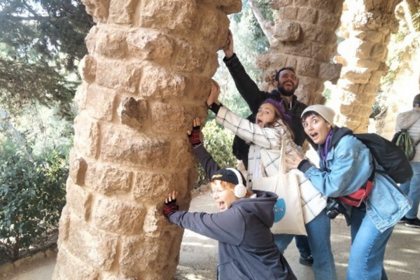 un groupe de 4 personnes qui tente de retenir un mur en pierre qui va s'effondrer