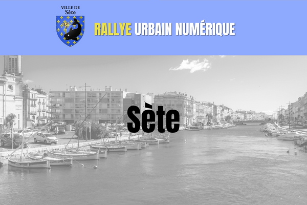 Sète écrit en gros avec le logo de la ville. Cette dernière est en fond en noir et blanc