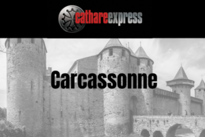 Carcassonne écrit en gros avec un bandeau écrit cathare express. Avec en fond la photo du château en noir et blanc