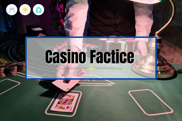 En second plan se trouve une table de black jack avec un croupier qui donne un as de trèfle sur un roi de carreau. En premier plan, se trouve le titre "Casino Factice" avec un encadré bleu dans un fond semi-transparent. En haut à droite se trouve des icônes indiquant ses catégories.