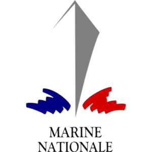 le logo de la marine nationale, un bateau en fond et les couleurs de la france qui fait office de mer