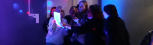 un groupe de femmes qui regardent une feuille et chantent