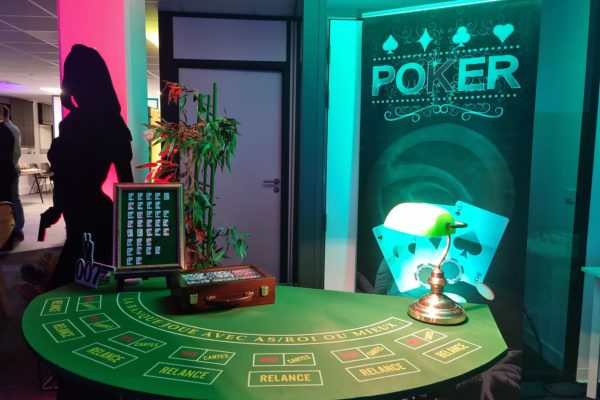 table de casino poker avec une silhouette sur la gauche