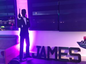 silhouette james bond avec grosse lettre à côté avec écrit "james"