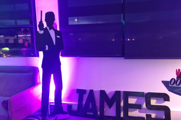 silhouette james bond avec grosse lettre à côté avec écrit "james"