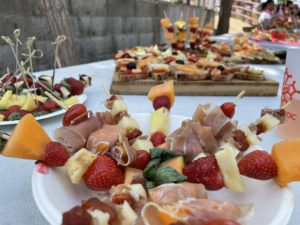 plusieurs plats de tapas avec des brochettes de charcuterie, fromage, fruits.