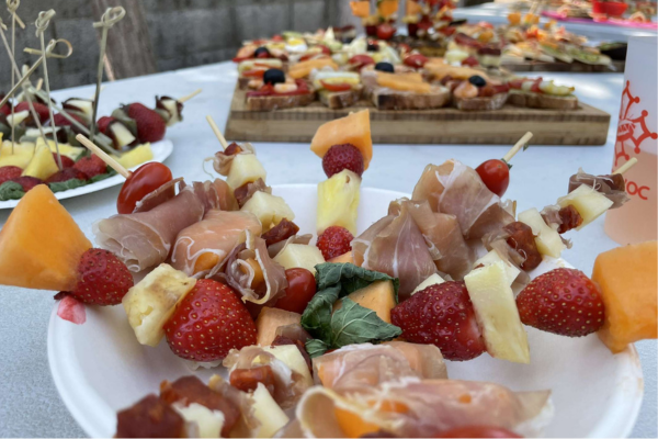 Des assiettes de tapas disposés sur la table. Avec du jambon, fromage, fraise, mangue.