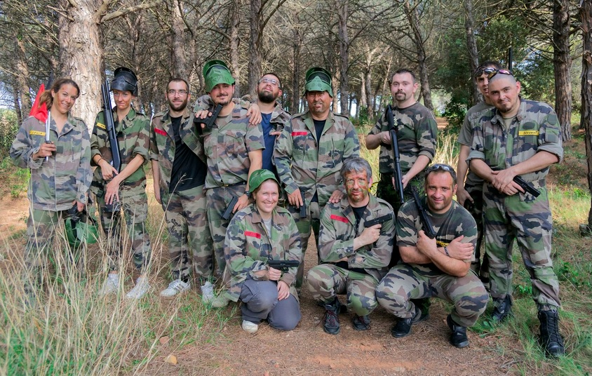 Un groupe de personnes qui pose en uniforme de camouflage.